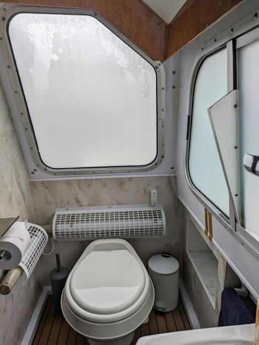 New Horizon - A Beautiful Boat Very Conveniently Located In Chelmsford City Exterior photo